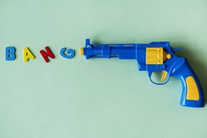 Pistole-giocattolo: sono davvero cosi sicure per gli occhi? - Oculista  Italiano