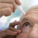 Glaucoma e collirio: quanto è difficile mettere le gocce?